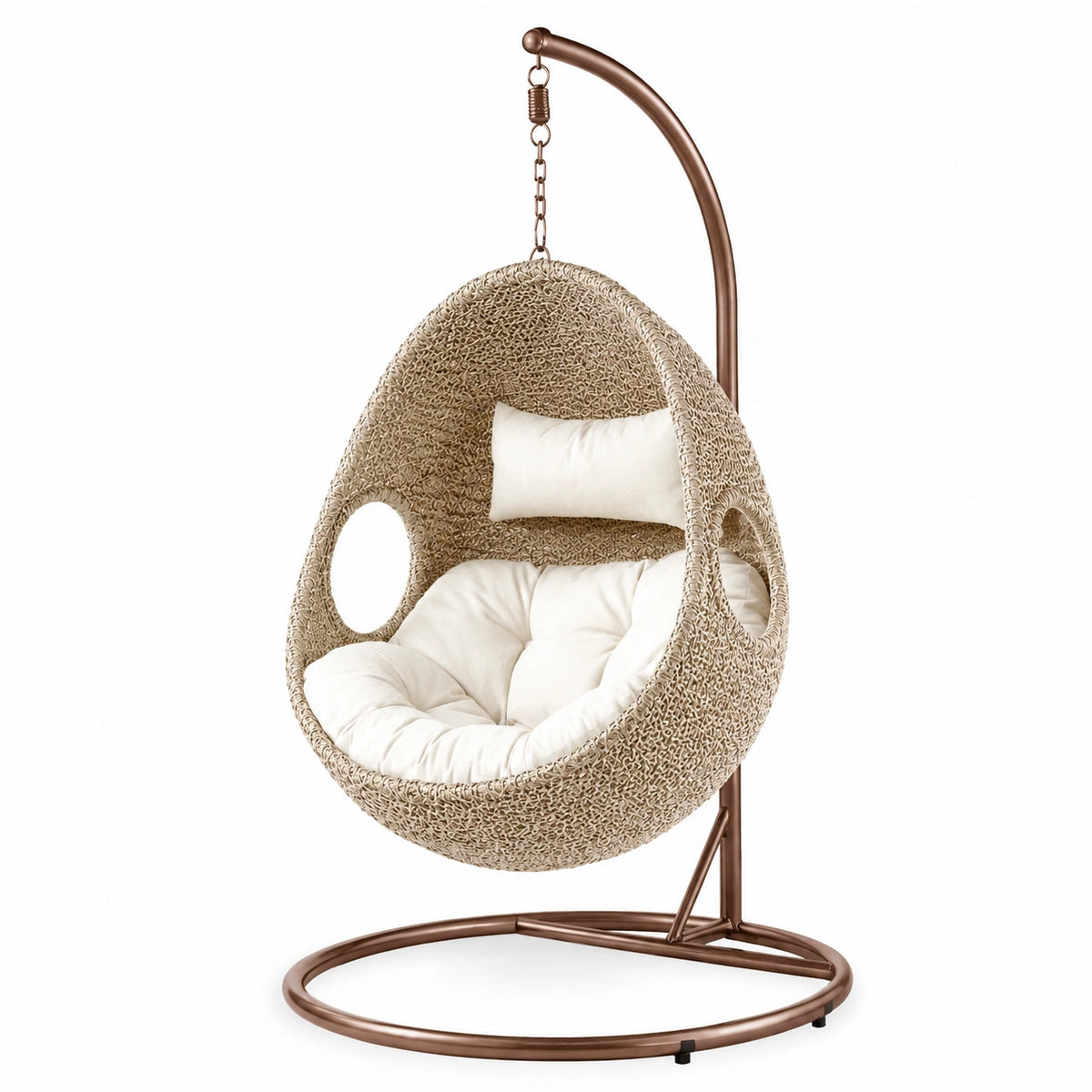 Sedia sospesa in rattan sintetico beige con cuscini bianchi e struttura in metallo