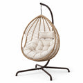 Sedia sospesa in rattan sintetico con cuscini beige